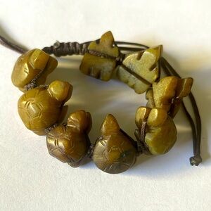 Vintage carved Jade turtle charm bead bracelet